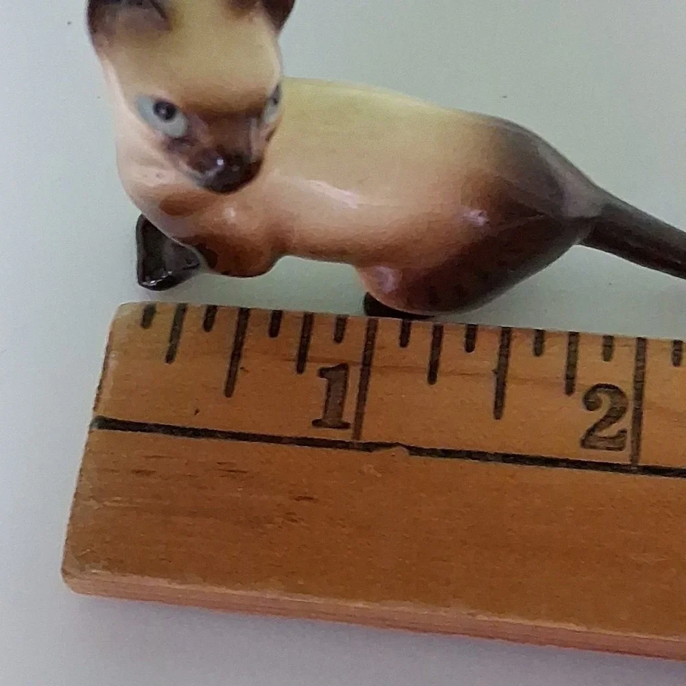 HAGEN RENAKER-Siamese Cat Standing With Tail Out Ceramic Mini Figurine.